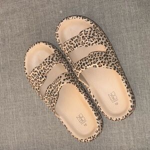 No Boundaries Women’s Leopard Print Comfort Slide Sandals